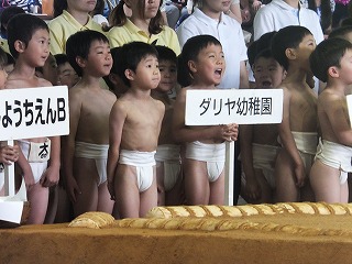 幼稚園 裸 
